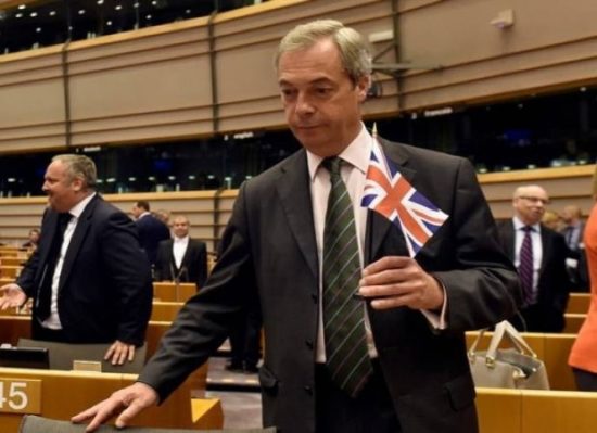 Βρετανία: Πρώτος ο ευρωσκεπτικιστής Φάρατζ σε δημοσκόπηση – Τρίτη η Μέι