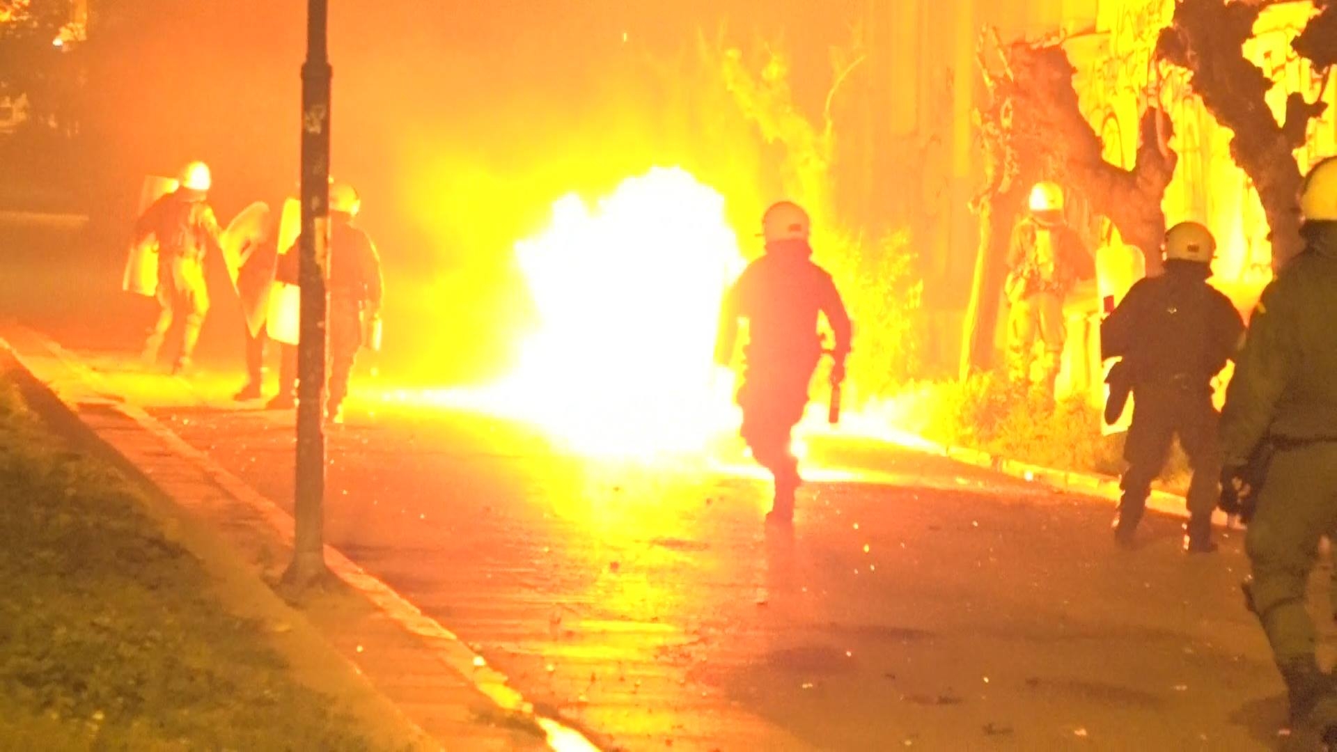 Ακόμα μια νύχτα επεισοδίων με μολότοφ στα Εξάρχεια