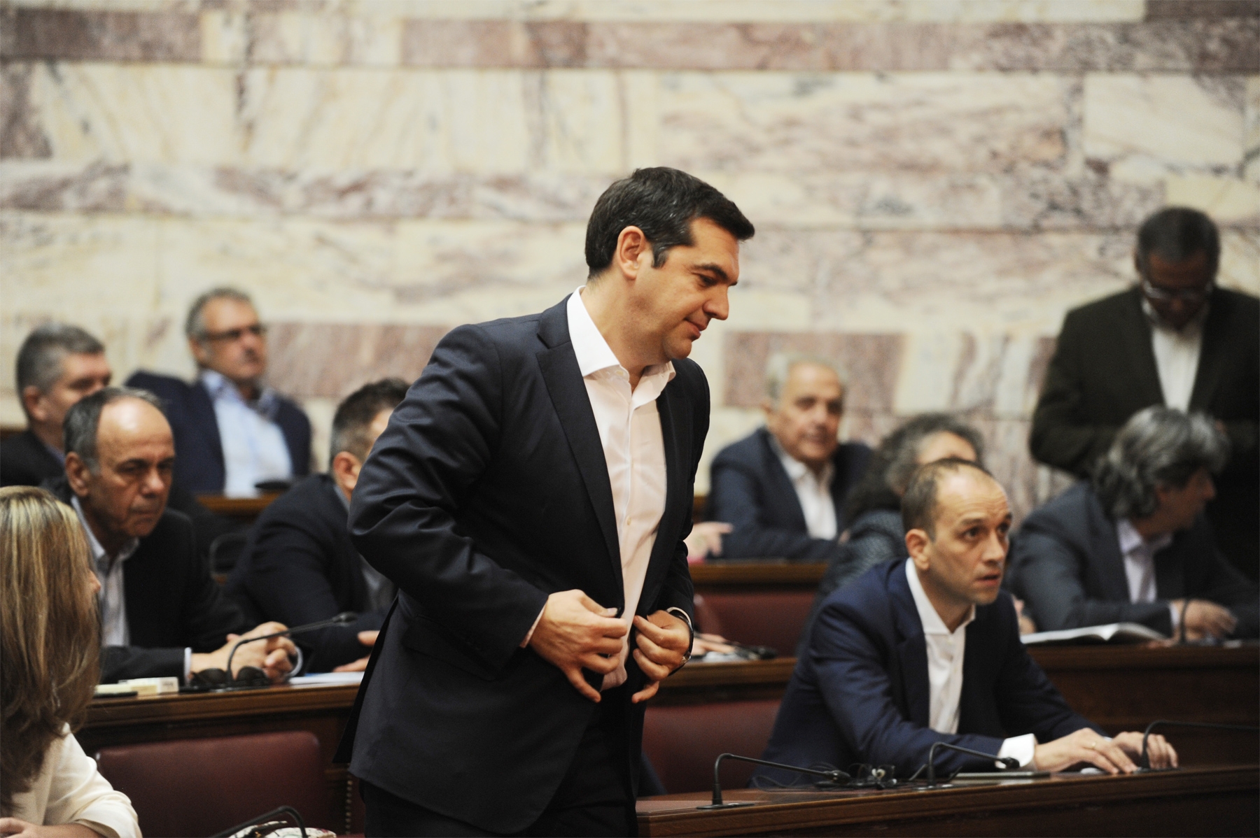 Η κυβέρνηση ανοίγει τη Βουλή για να περάσει ευνοϊκές ρυθμίσεις για ημέτερους