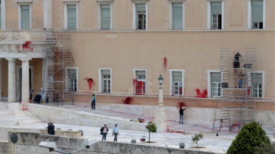 Ρουβίκωνας: Ελεύθερος με εγγύηση ο 36χρονος για τις μπογιές στη Βουλή