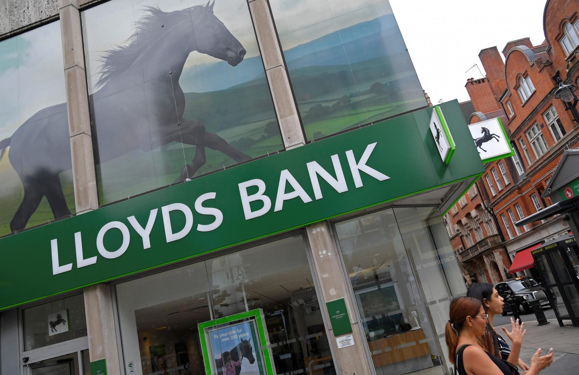 Lloyds Bank: Ξεκινά την καταβολή τριμηνιαίων μερισμάτων