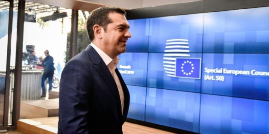 Guardian: Μέσα σε τέσσερα χρόνια η μεσαία τάξη αποδεκατίστηκε από τους φόρους