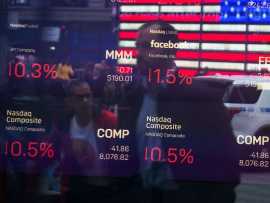 Απέφυγε τα χειρότερα η Wall Street μετά τη «ψυχρολουσία» Τραμπ