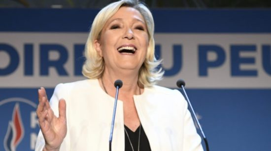 Η ακροδεξιά της Λεπέν νίκησε τη συμμαχία του Μακρόν