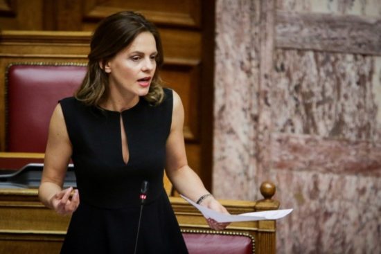 «Πλήρως κοστολογημένο» το πακέτο Τσίπρα, λέει η Αχτσιόγλου