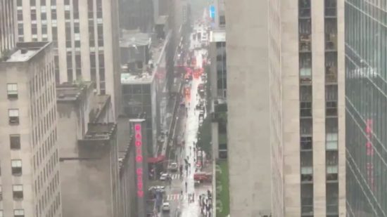 Ελικόπτερο συνετρίβη μετά από «βαριά» προσγείωση σε κτίριο στο Μανχάταν – Νεκρός ο χειριστής