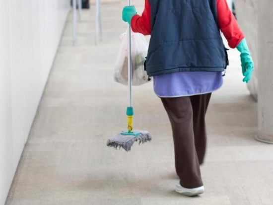 Στα Βαρέα και Ανθυγιεινά οι σχολικές καθαρίστριες με νέα τροπολογία