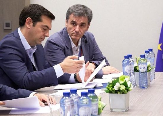 Κατασκευάζουν άλλοθι και ενόχους για Μνημόνιο και νέα λιτότητα