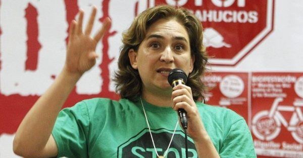 Με προσύμφωνο με τους σοσιαλιστές προσπαθεί να μείνει στη δημαρχία της Βαρκελώνης η Κολάου