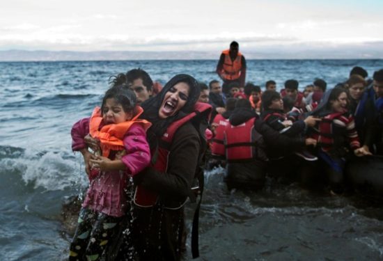 Αποτέλεσμα εικόνας για FOTO προσφυγες στηθαλασσα