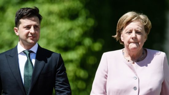 Δείτε τη Μέρκελ να τρέμει σε δημόσια τελετή – Συνήλθε λίγο αργότερα (video)