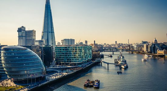 Λονδίνο: Οι εταιρείες στο City ψάχνουν απεγνωσμένα να προσλάβουν κόσμο – Τι προσφέρουν