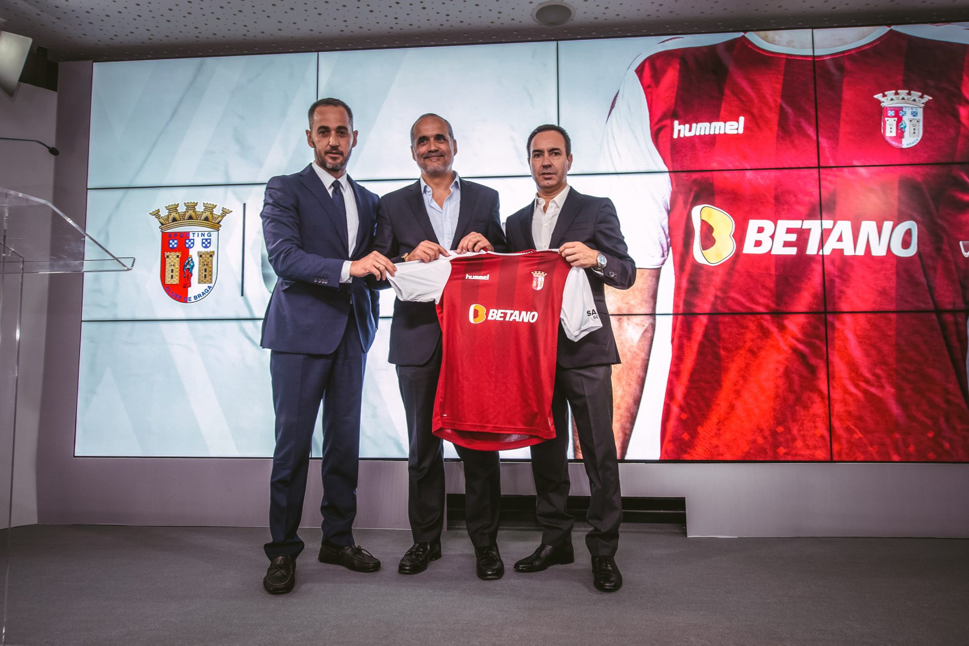 Η Stoiximan στη φανέλα της πορτογαλικής SC Βraga