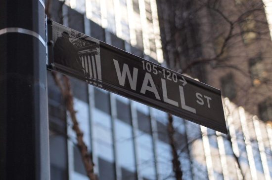Πτωτικές τάσεις στη Wall Street λόγω εμπορικού αδιεξόδου