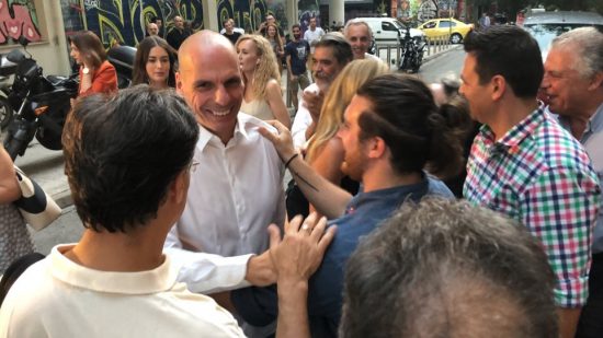 Χειροκροτούμενος έφτασε στα γραφεία του ΜΕΡΑ25 ο Βαρουφάκης