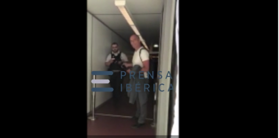 Επεισόδιο μεταξύ Βαρουφάκη και αστυνομικού στο Σαρλ Ντε Γκολ (Βίντεο)