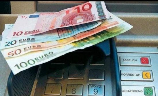 Spiegel: «Εμβάσματα χωρίς όριο» από την Ελλάδα