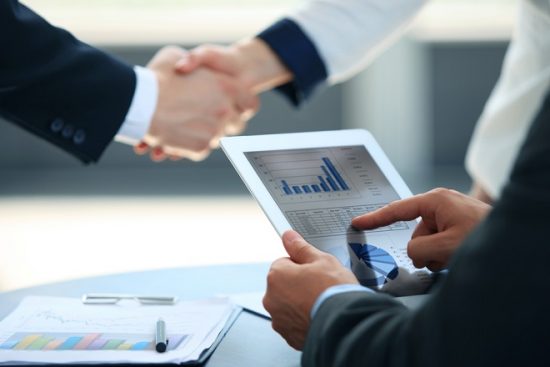 FT: Η Αθήνα δίνει φορο-κίνητρα σε εφοπλιστές και επιχειρηματίες