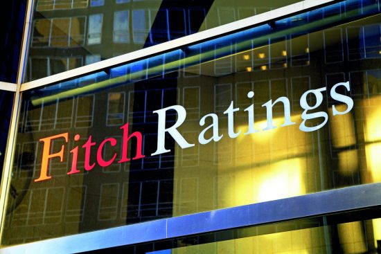Fitch: Αδύναμη ανάπτυξη και «κόκκινα» δάνεια εμπόδια για την αναβάθμιση