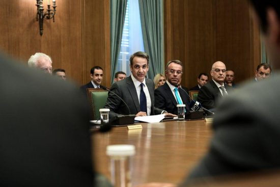 «Ανάσα» σε νοικοκυριά κι επιχειρήσεις με μείωση φόρων και εισφορών