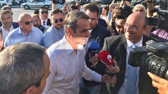 Ο Μητσοτάκης στα γραφεία της ΝΔ – Υποδοχή με χειροκροτήματα