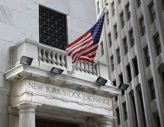 «Ψύχραιμη» η Wall Street, αποτιμά τον πληθωρισμό (upd)