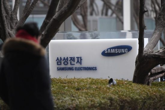 Βουτιά 32% στα κέρδη της Samsung – Απώλειες έως 2% για τη μετοχή (γράφημα)