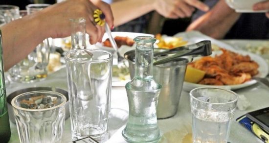 Ούζο και τσίπουρο «μεθούν» τις διεθνείς αγορές – Εκτοξεύτηκαν οι εξαγωγές στα αλκοολούχα ποτά