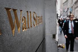 Wall Street: Συνεχίζονται οι απώλειες για τους δείκτες – Πτώση άνω των 400 μονάδων για τον Dow Jones (upd)