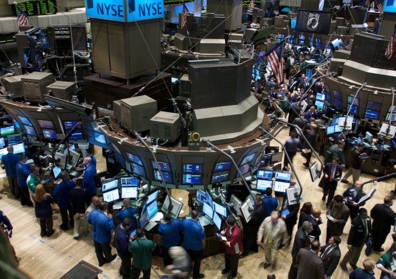 Μεγάλη πτώση στο κλείσιμο της Wall Street – Εντονες πιέσεις στις τράπεζες