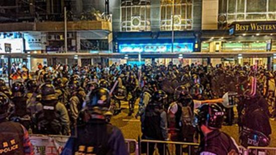 Σε διάλογο καλεί η Ε.Ε. τα αντιμαχόμενα μέρη στο Χονγκ Κονγκ