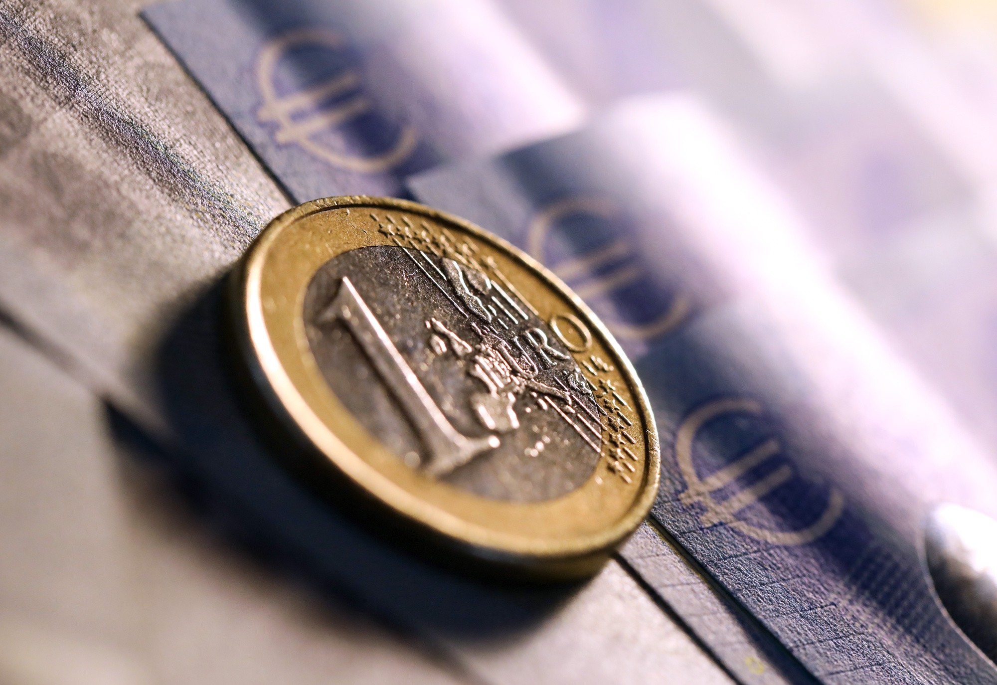 Ευρώ: Ενισχύεται οριακά 0,04% και διαμορφώνεται στα 1,1728 δολάρια