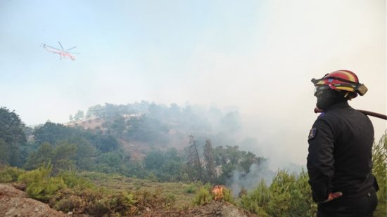 Σε εξέλιξη μεγάλη φωτιά στη Χίο – Εκκενώνονται χωριά