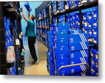 Adidas: «Καμπανάκι» για τα έσοδα – Στο «ράφι» τα προϊόντα της σε Κίνα και Δύση