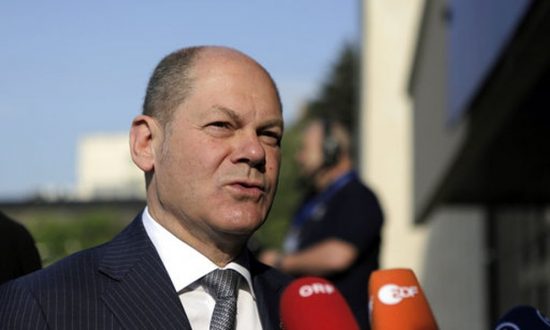 Γερμανική στροφή-έκπληξη: Ο ΥΠΟΙΚ Σολτς λέει τώρα “ναι” σε πανευρωπαϊκή εγγύηση καταθέσεων