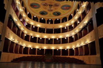 To Δημόσιο θα αγοράζει τις «κενές θέσεις» σε θέατρα, σινεμά και… ΚΤΕΛ!