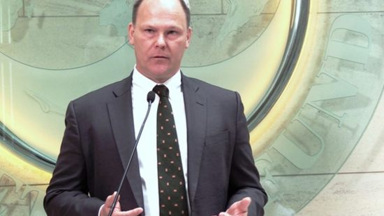 Πήτερ Ντόλμαν (ΔΝΤ): «Όχι» σε παροχές μόνο για συνταξιούχους