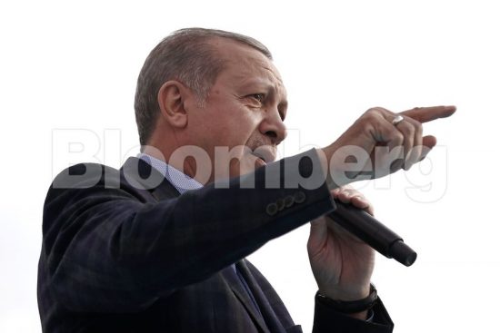 Ο Ερντογάν απαιτεί από τον κεντρικό τραπεζίτη να «σκεφτεί αλλιώς» για τα επιτόκια