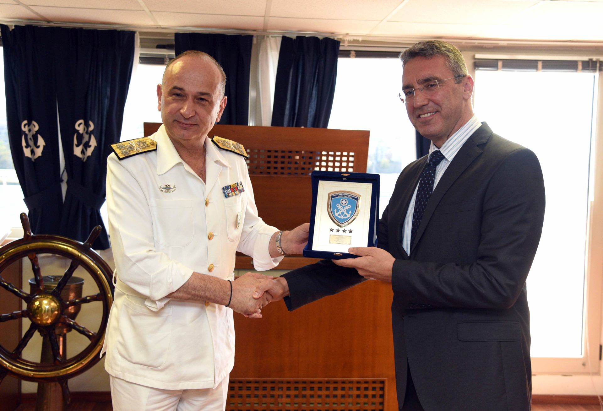 Επίσκεψη του Τούρκου πρέσβη στο Λιμενικό – Συζήτηση για το προσφυγικό