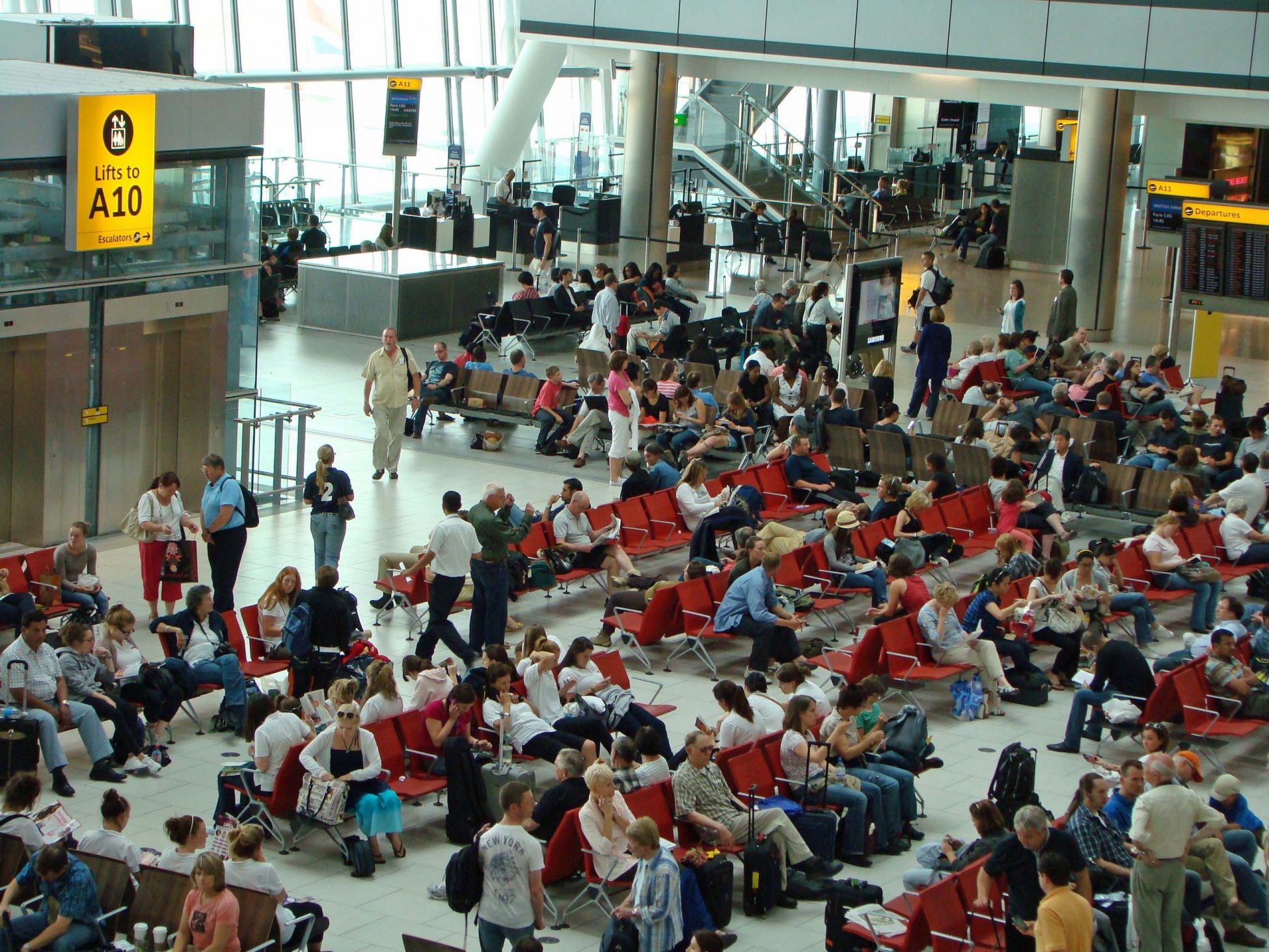 Βρετανία: Eφιστά την προσοχή στις εταιρείες η κυβέρνηση για την αποφυγή προβλημάτων στα αεροδρόμια