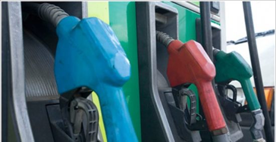 Βενζίνη: Το πετρέλαιο πέφτει αλλά οι τιμές της παραμένουν υψηλές (vid)