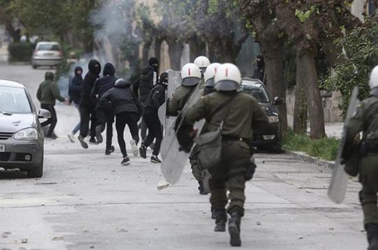 Επίθεση κατά αστυνομικών στα Εξάρχεια από ομάδα 50 ατόμων