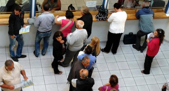 Φορολογία: Τι μειώσεις θα δουν μισθωτοί, συνταξιούχοι και μικρομεσαίοι