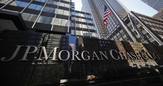 JP Morgan: Τοποθετήσεις μαμούθ ύψους 200 εκατ. σε Εθνική και Εurobank