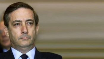 Μία σπάνια επίσκεψη: Ο Σπύρος Λάτσης στα ΕΛΠΕ στην Ελευσίνα