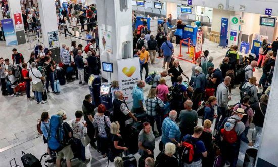 Τhomas Cook: Μετρά πληγές ο ελληνικός τουρισμός από το «φέσι» των €300 εκατ.