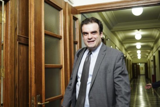 Πιερρακάκης: Παραμένει στα Επιμελητήρια η διαχείριση των ατομικών επιχειρήσεων