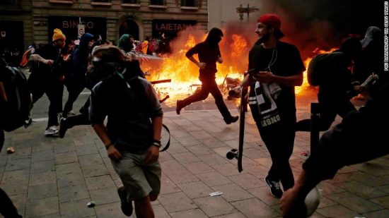 Χάος στη Βαρκελώνη: Κλιμακώθηκαν οι βίαιες συγκρούσεις διαδηλωτών-αστυνομίας