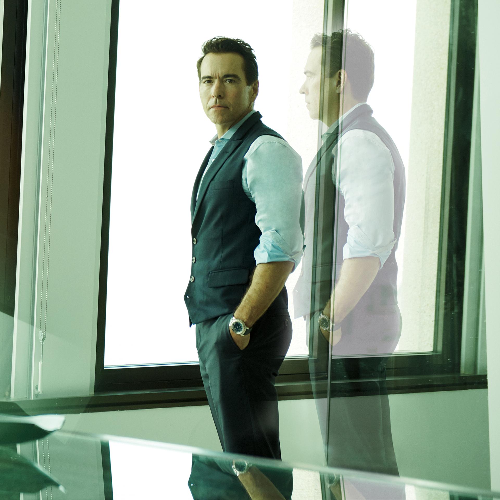 Νέα είσοδος στη λίστα Forbes: O γοητευτικός 49χρονος «βασιλιάς» των ιδιωτικών επενδύσεων