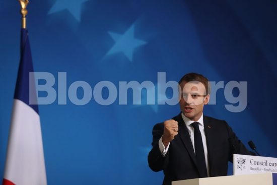 Προς νέα αδιέξοδα: Ο Μακρόν απειλεί να τινάξει στον αέρα το Brexit